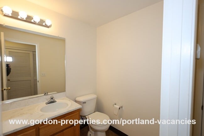 Building Photo - SE 73rd Ave - 3 bedroom townhouse in Mt Scott-Arleta neighborhood