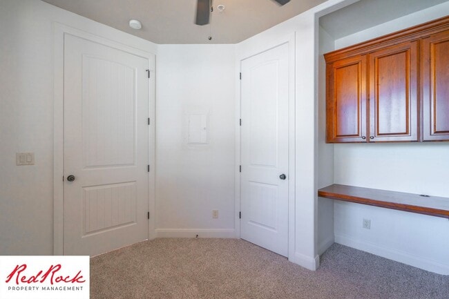 Building Photo - Remarkable 3 Bedroom Condo Next to Sunbroo...