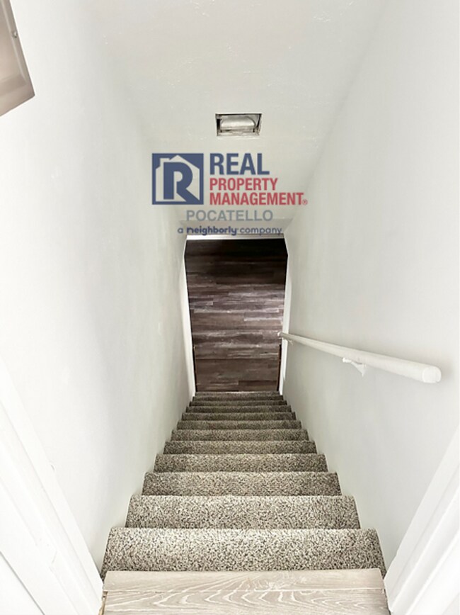 Building Photo - MOVE IN SPECIAL - 4 Bed 2 Bath House - PET...