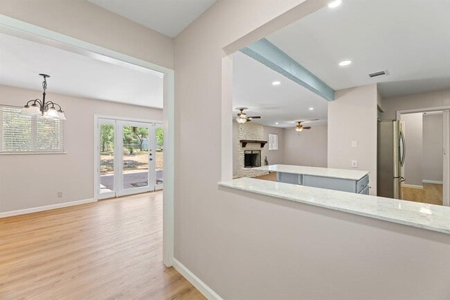 Building Photo - 6010 Oakclaire Dr