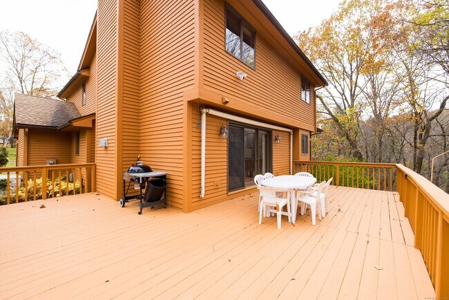 Building Photo - 18 Clifford Ave