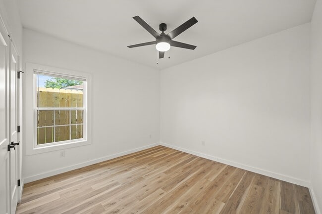 Building Photo - 6206 Lyndhurst Dr