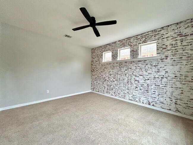 Building Photo - Bright & Beautiful 4 Bed, 3.5 Bath Home with Room for Everyone