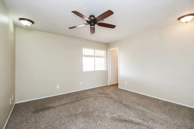 Building Photo - 811 E Hillview Cir