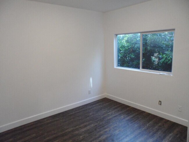 Building Photo - 1051 N Sierra Bonita Ave