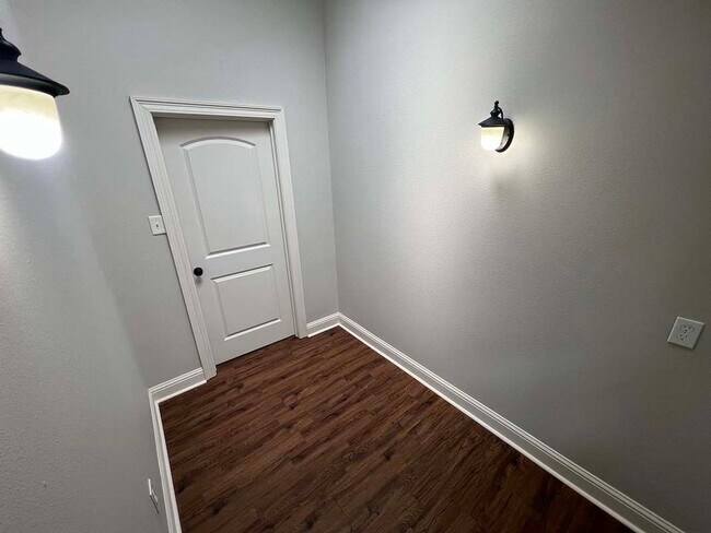 Building Photo - Charming Baton Rouge Home with Flex Room, Fireplace & Spacious Front Porch