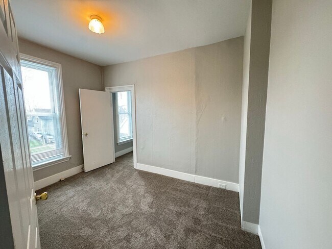 Building Photo - Two Bedroom Upper Unit on SW Side!