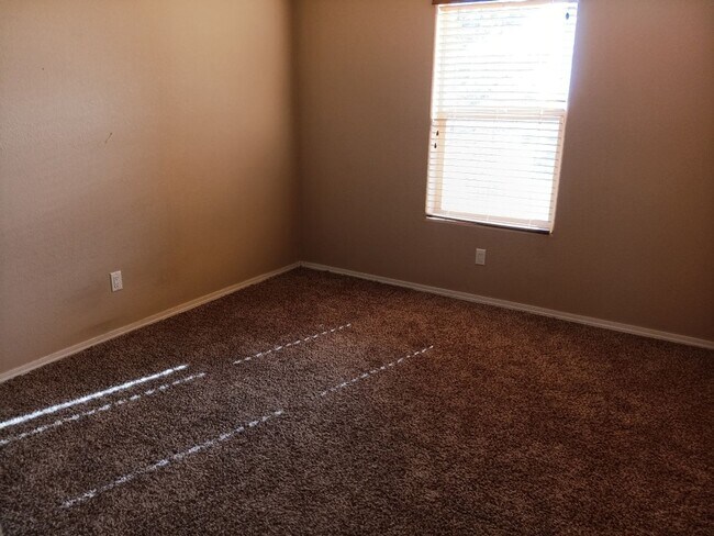 Building Photo - 4 Bedroom, 2 Bathroom! Lovely Home Coming Soon!