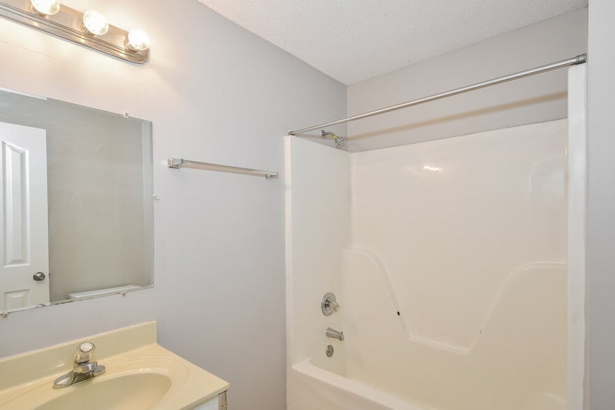 Building Photo - 7110 Redfern Dr
