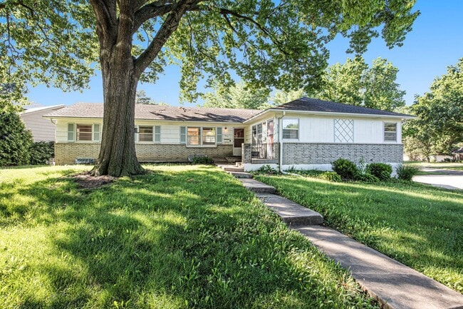 Building Photo - Move in Special!! Beautiful 3BR/2BA w/ Garage & Fenced Yard