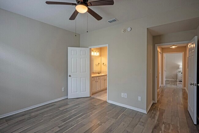 Building Photo - 13700 Richmond Park Dr N