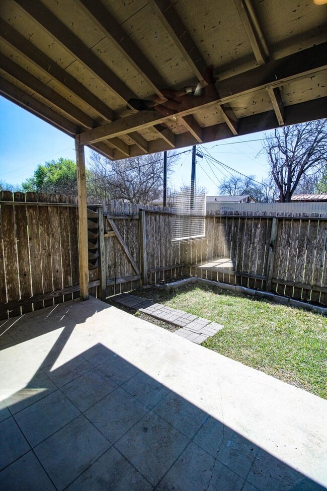 Building Photo - 949 Schertz Pkwy