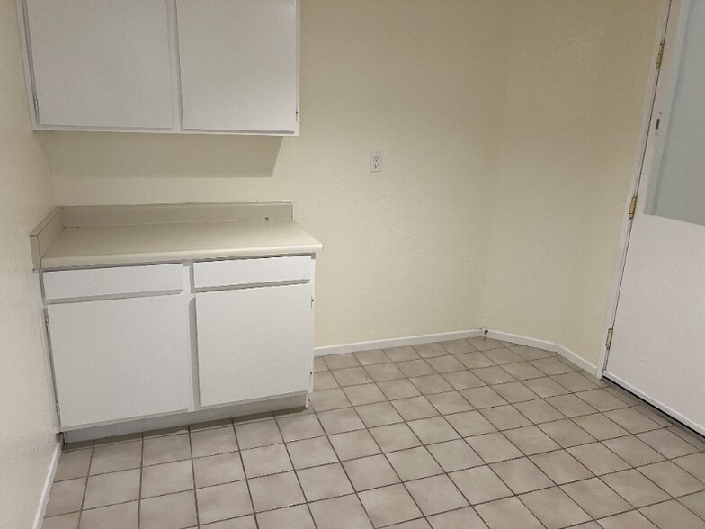 Building Photo - 24430 Robinwood Dr