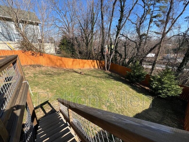 Building Photo - 125 Burton St