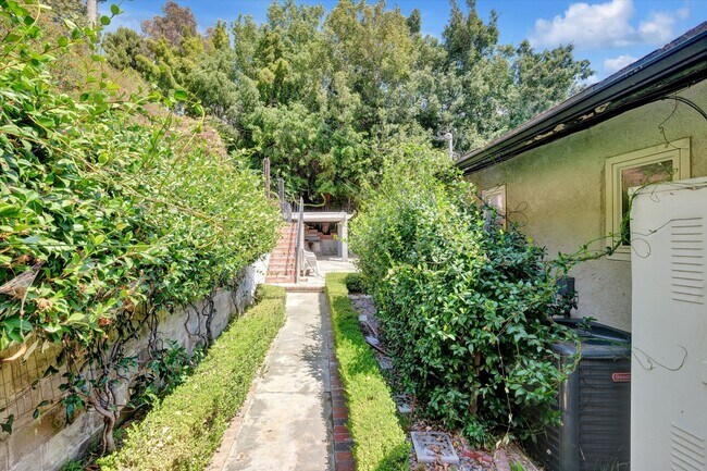 Building Photo - 5-Bedroom Home in Desirable Friendly Hills...