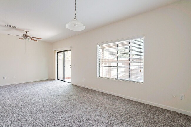 Building Photo - Large 3 bedroom 3 bathroom townhomes