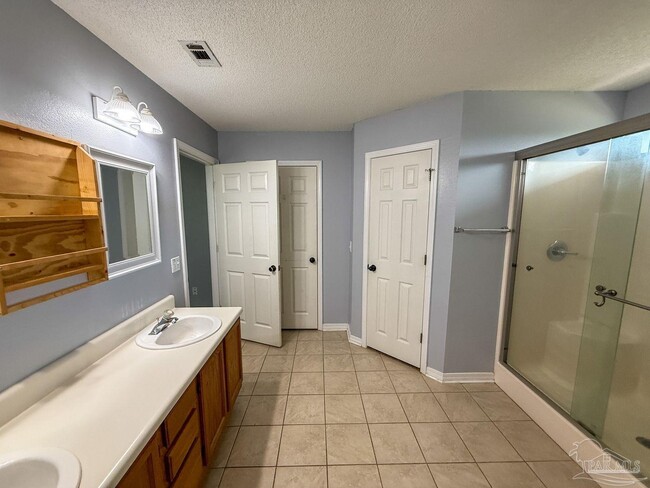 Building Photo - 10609 Creek Ridge Dr