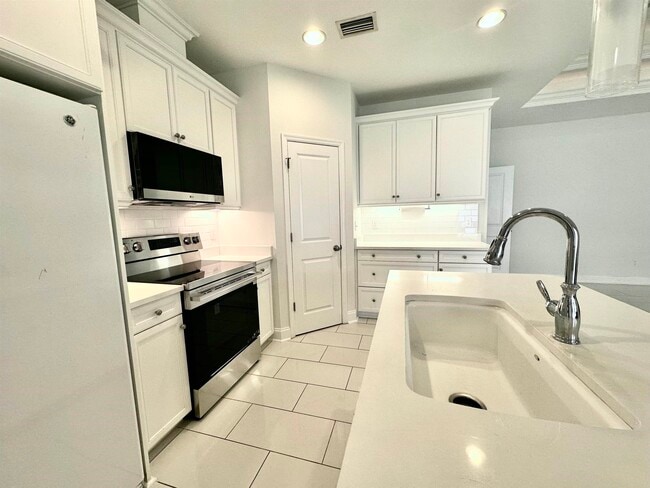 Building Photo - 5021 Caracara Dr
