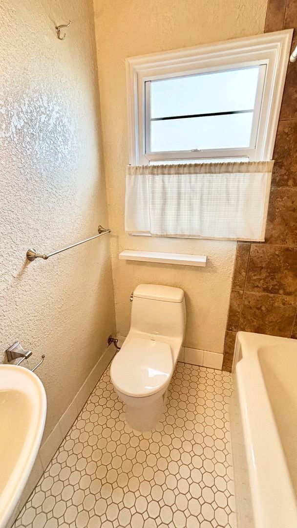 Building Photo - Modern Comfort in the Heart of Hosford Abernethy!