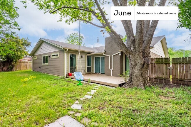 Building Photo - Private bedroom in 3 bed/2 bath Home