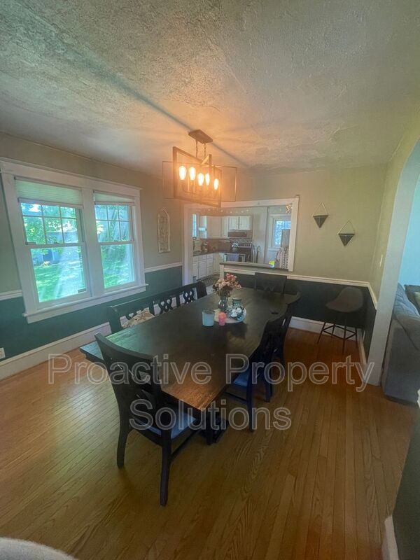 Building Photo - 528 Lindbergh Avenue