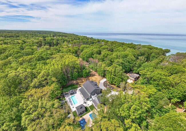 Building Photo - 2171 Lakeshore Dr