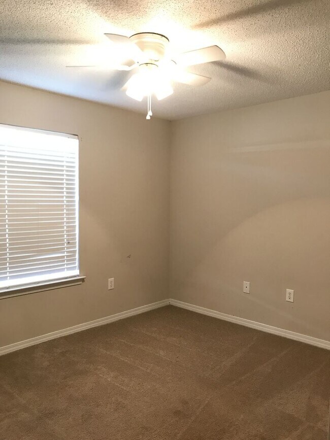 Building Photo - 25855 Argonne Dr