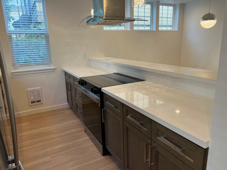 Building Photo - 5621 Fauntleroy Way SW