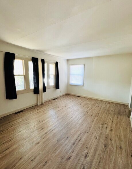 Building Photo - 2251 Vale Dr