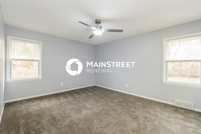 Building Photo - 4 Bedroom Pet-Friendly Home in Overland Park, KS with Main Street Renewal