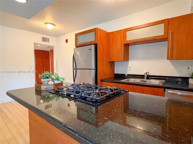 Building Photo - 10101 W Bay Harbor Dr