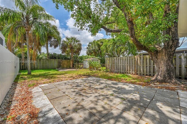 Building Photo - 810 SW 12th Ct