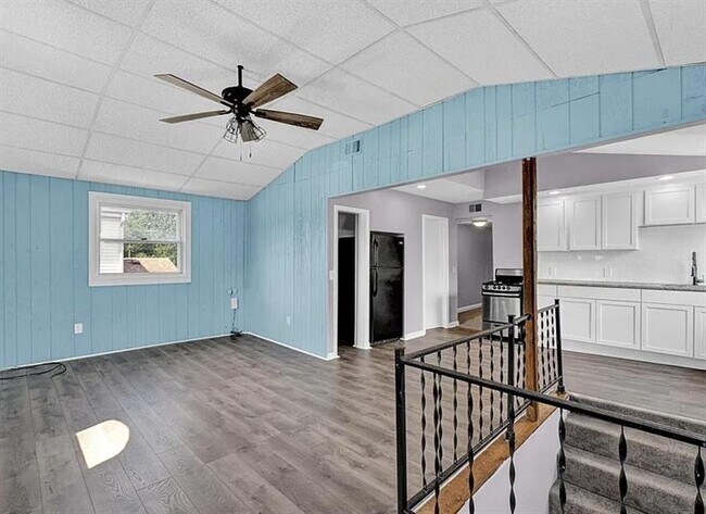 Building Photo - ELEGANT MARTIN HOME