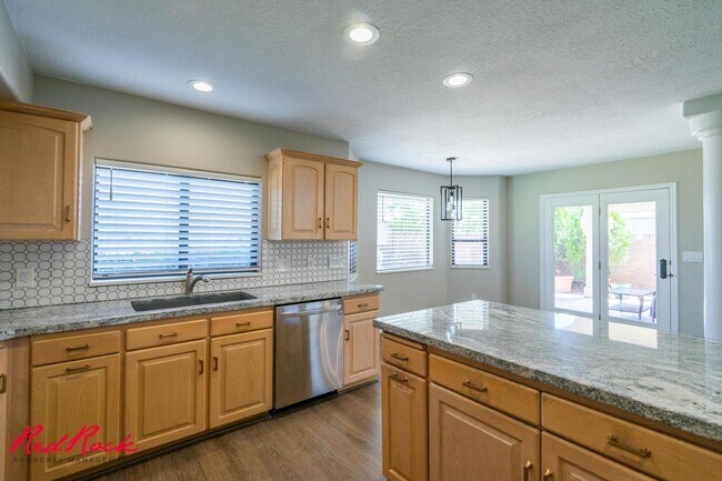 Building Photo - Spacious 6 Bedroom Home with a Balcony!