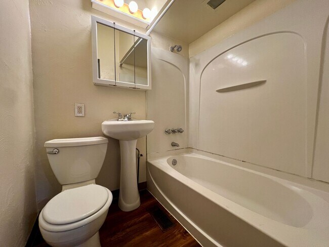 Building Photo - Unmatched Two Bedroom at a Fantastic Price...