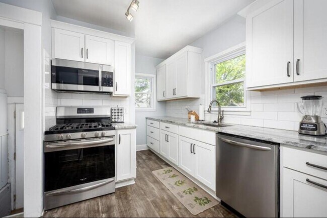 Building Photo - Walk to Downtown Ann Arbor - 3 bed/2 bath