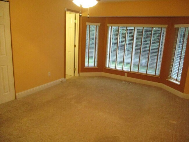 Building Photo - 3 Bedroom + Bonus, 2.5 Bathroom Gig Harbor...