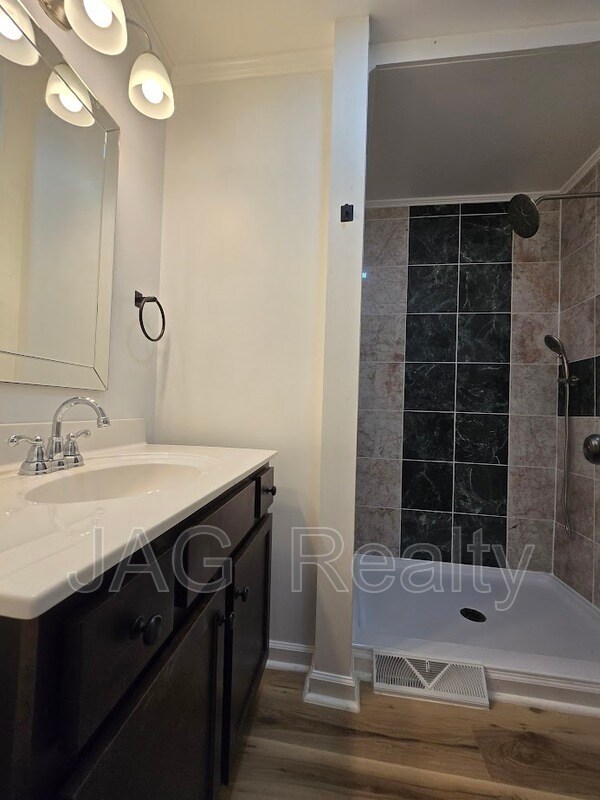 Building Photo - 102 Stewart St NW