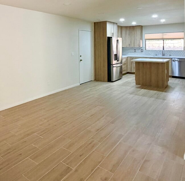 Building Photo - 1496 E Luna Way