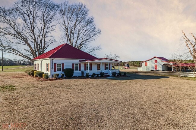 Building Photo - RENOVATED FARMHOUSE in Mt. Olive!