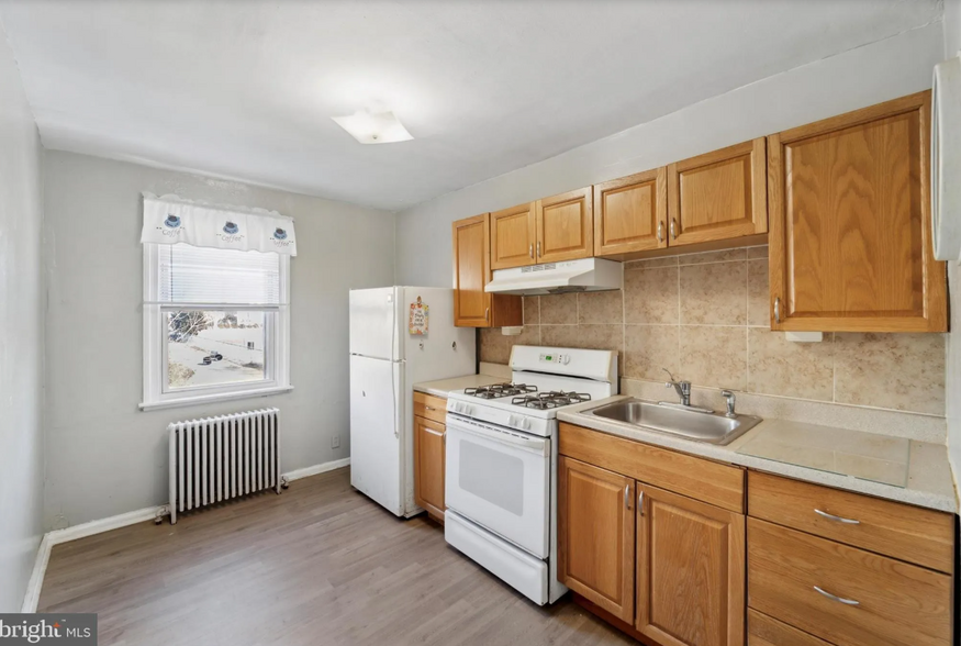 Kitchen with gas stove range - 339 E Essex Ave