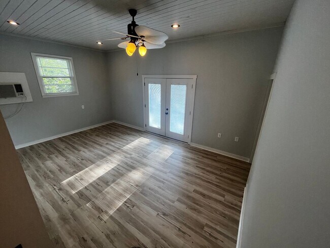 Building Photo - 5bd/2ba Remodeled Brick Ranch Home with Spacious Private Yard