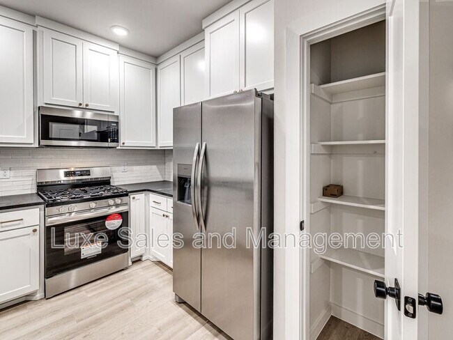 Building Photo - 612 W 2nd St