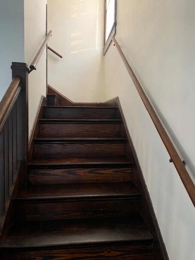 Building Photo - Spacious 5-Bedroom, 2-Bath Home with Class...