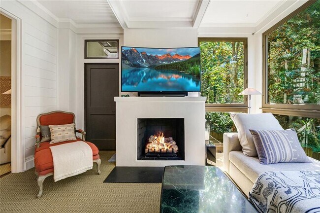 Building Photo - 868 Rosedale Rd NE