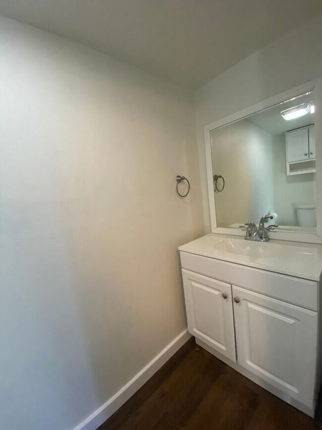 Building Photo - Beautiful 4-bedroom 2.5 bath home located ...