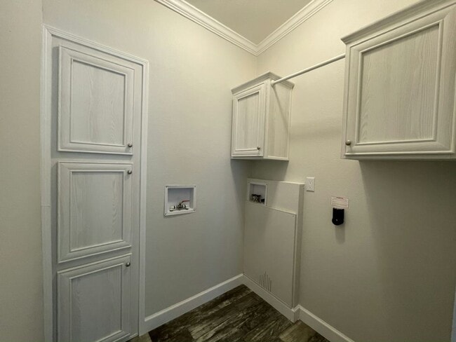 Building Photo - 906 Guadeloupe W