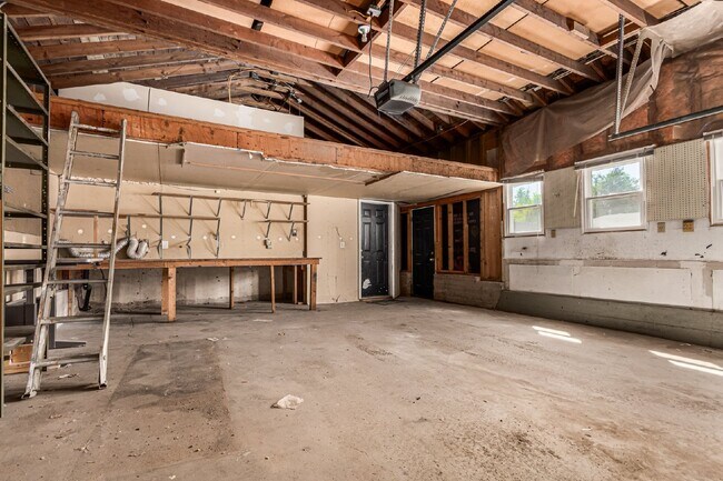 Building Photo - Lovely three bed / one bath home for rent