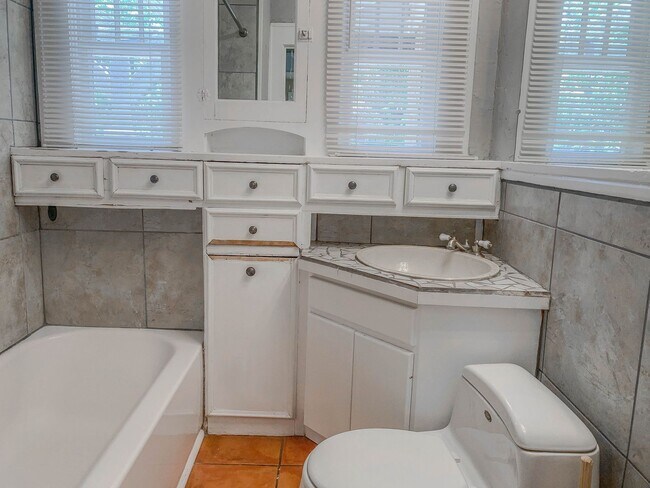 Building Photo - Pre-Leasing - 2 bed 1 bath