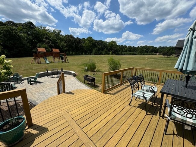 Building Photo - Lightly Furnished 4BR, 4BA Chapel Hill Hom...